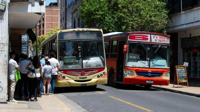 Crisis en el transporte público: AETAT usó cartas documento para defender su pedido de un boleto a $ 2.400